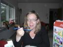 {avnboeg7} Janni kan ikke finde vores bestik. Så vi må spise corn flakes med grydeskeer.